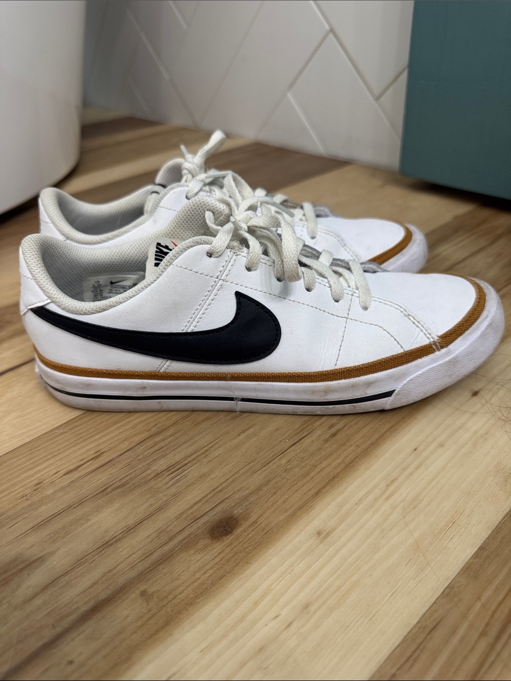 Nike Men’s White Sneakers with Black Swoosh and Brown Trim size 5.5